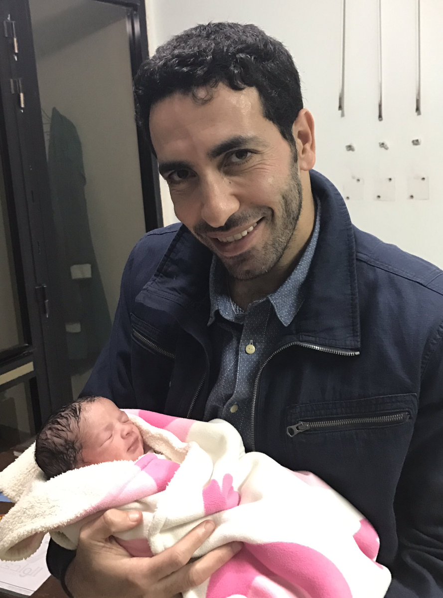 أبو تريكة ينشر صورته مع مولودته الخامسة "سدرة" ويعلق: ربنا يحفظها