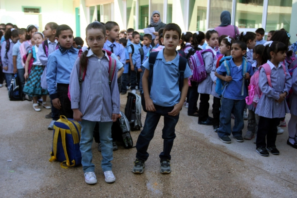انتشارللخدمات الأمنية بمحيط المدارس في المحافظة لضبط أى خروج على القانون