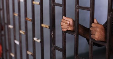 حبس ضابط متهم بالاستيلاء على 150 ألف جنيه من مواطن فى كمين بالعاشر من رمضان