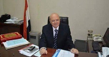 رئيس جامعة الزقازيق يكرم مدير العلاقات العامة لبلوغه سن المعاش