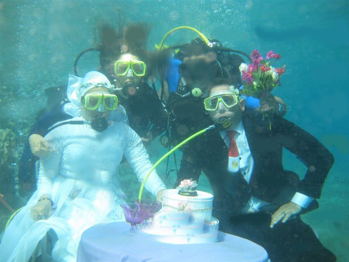 بالصور.. حفل زفاف «ضابط» تحت الماء بـ«دهب».. والكوشة وسط الشعاب المرجانية
